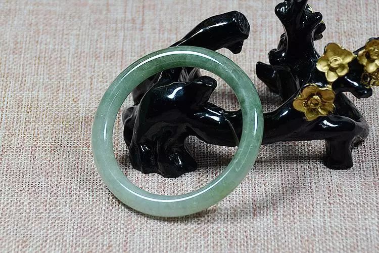 玉手鐲戴久了沒光澤，該怎么辦？4個技巧讓手鐲越來越漂亮！