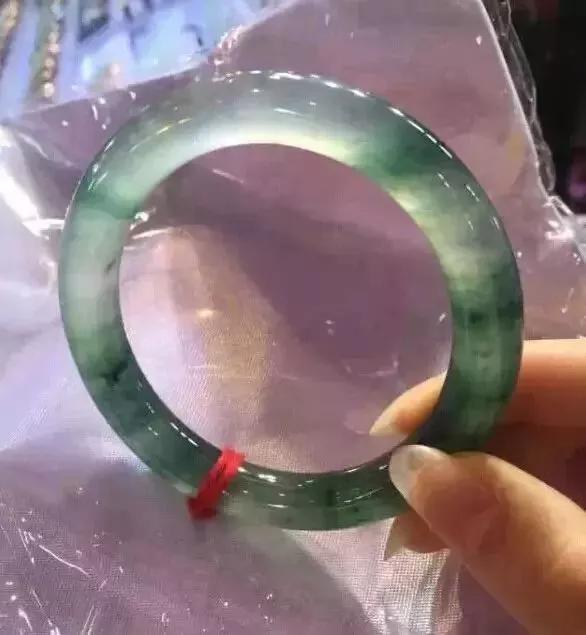 商場包著幾十萬翡翠的那層塑料紙，騙了90%的人……