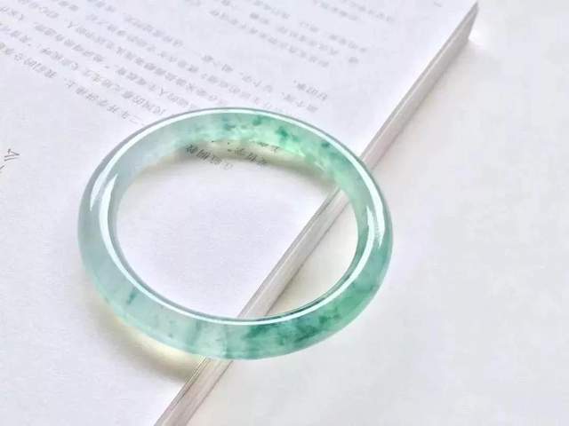 腕上風情丨女人一生中最該擁有這支手鐲,享富貴、得平安的秘訣全在里面!