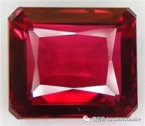 這顆“紅寶石”竟然是祖母綠！