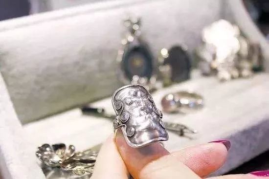 穿金不如戴銀!但女人只能戴軟銀,硬銀戴了會出大事?其實......