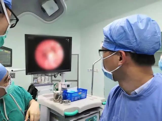 廣東寶寶滿月戴五個金戒指,之后發生的事太可怕