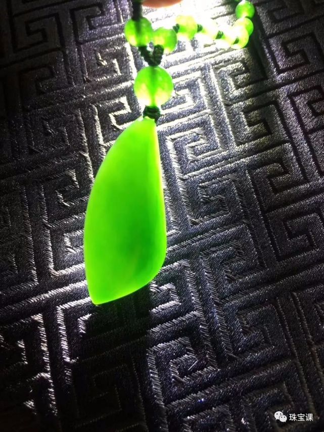 菠菜綠、鴨蛋青、蘋果綠...春日踏青裝備怎能少得了它！