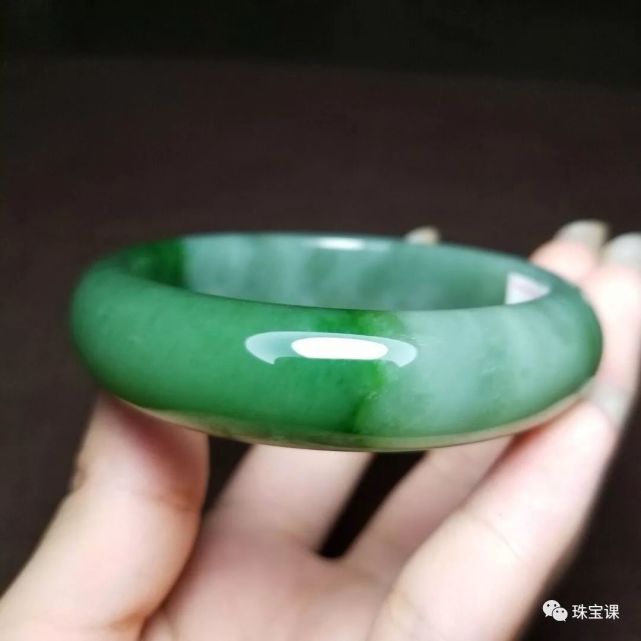 菠菜綠、鴨蛋青、蘋果綠...春日踏青裝備怎能少得了它！