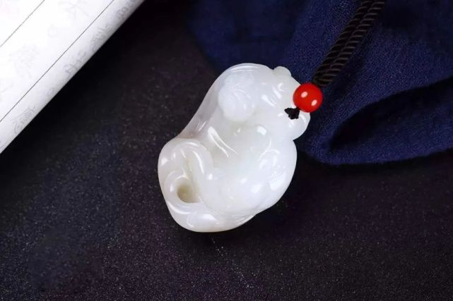 網友：故宮瘋了？小幾百的山料賣出6800元？真當大家不懂羊脂玉……
