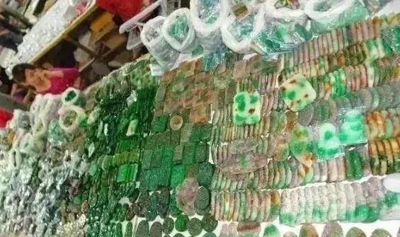 315打假：這些毒首飾、假寶石，成本價就2塊錢？你多花的上萬塊，都是智商稅！