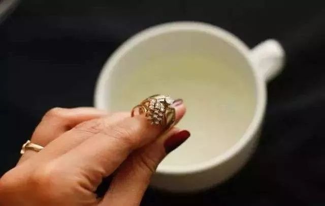 黃金首飾怎么戴才能不土不俗、有氣質？選它就對了，讓你秒變時髦精！