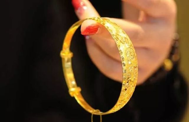 黃金首飾怎么戴才能不土不俗、有氣質？選它就對了，讓你秒變時髦精！