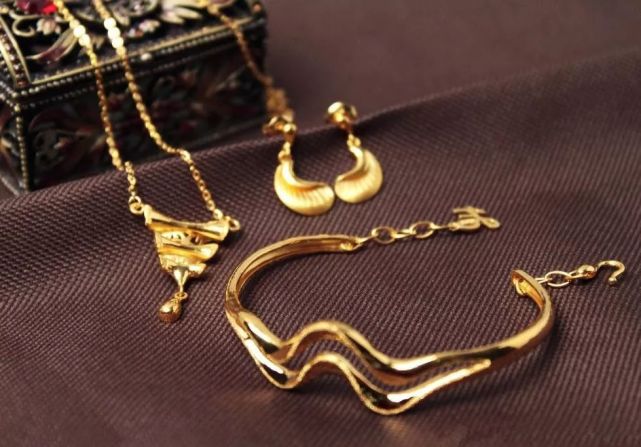 黃金首飾怎么戴才能不土不俗、有氣質？選它就對了，讓你秒變時髦精！