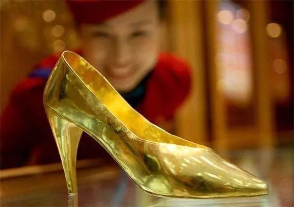 黃金首飾怎么戴才能不土不俗、有氣質？選它就對了，讓你秒變時髦精！