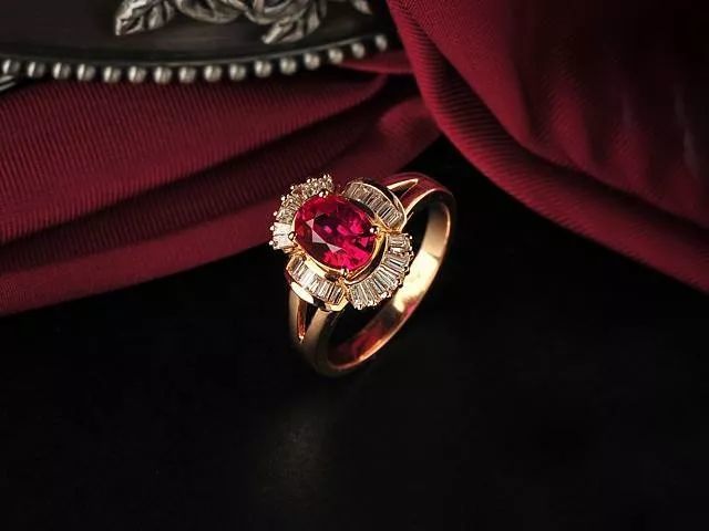 黃金首飾怎么戴才能不土不俗、有氣質？選它就對了，讓你秒變時髦精！