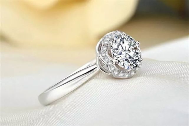 黃金首飾怎么戴才能不土不俗、有氣質？選它就對了，讓你秒變時髦精！