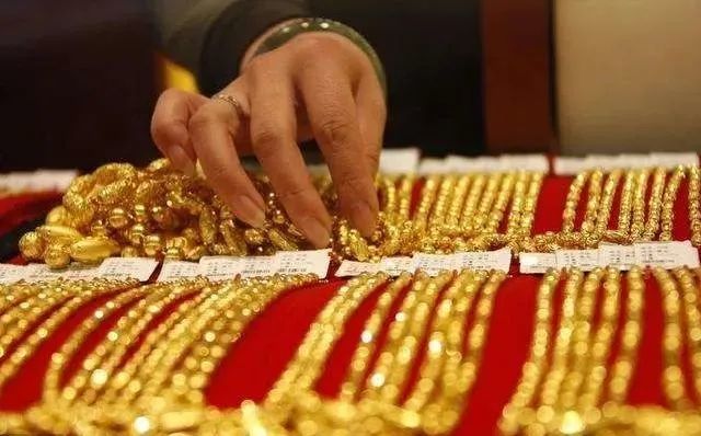 黃金首飾怎么戴才能不土不俗、有氣質？選它就對了，讓你秒變時髦精！