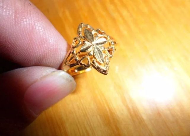 黃金首飾怎么戴才能不土不俗、有氣質？選它就對了，讓你秒變時髦精！