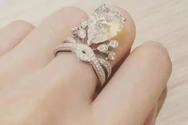 入選"全球最美面孔"的朱珠,她選擇的結婚鉆戒是?