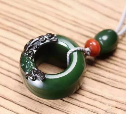 女子央視炫富:100萬買碧玉,20萬請大師雕刻,結果卻被專家打臉...