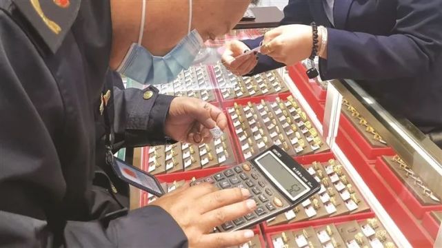 “一口價”金飾又“入坑”了？金店促銷“水很深” ，分量純度都要足！