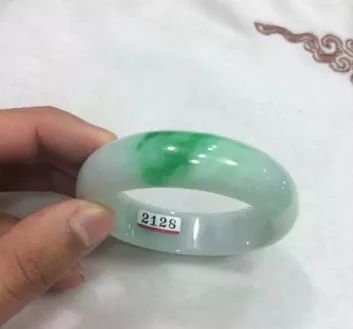 你的玉鐲買虧了嗎?不玩虛的,手把手教你如何買最實惠、不被騙!(推薦收藏)