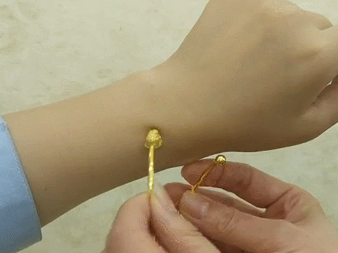 如何正確佩戴黃金推拉、密口手鐲,不傷害它!動圖教學