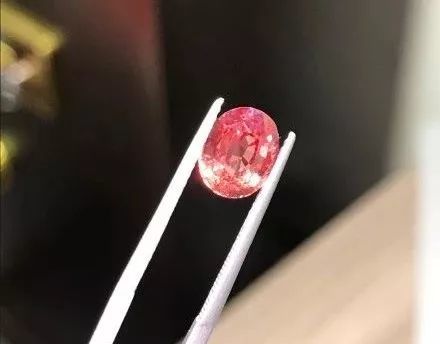 帕帕拉恰|下一個矢車菊藍寶石?價格不高卻漲勢兇猛,它是真正的投資潛力股!