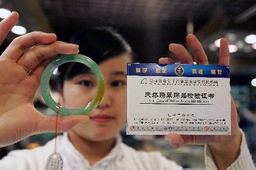 翡翠|8大翡翠真相:56萬玉鐲經鑒定只值5千元?每個套路都要你傾家蕩產!
