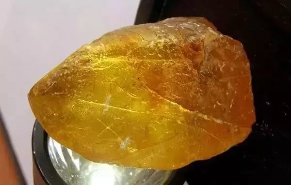琥珀｜這5種珠寶個個有毒、害人不淺！你可能還在戴它.....