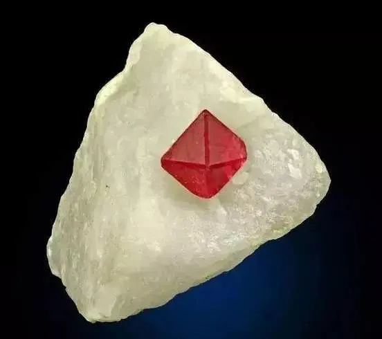 路上撿到好看的石頭,萬一是寶石呢?