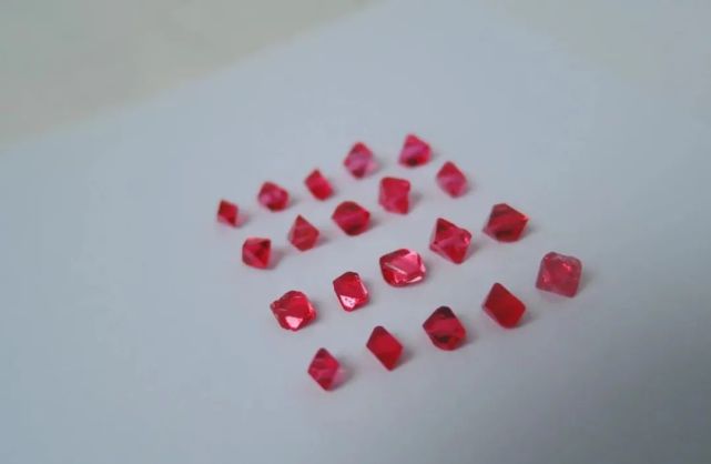 路上撿到好看的石頭,萬一是寶石呢?
