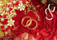 黃金價格天天漲，我為什么不能賣掉結婚時的三金五金？