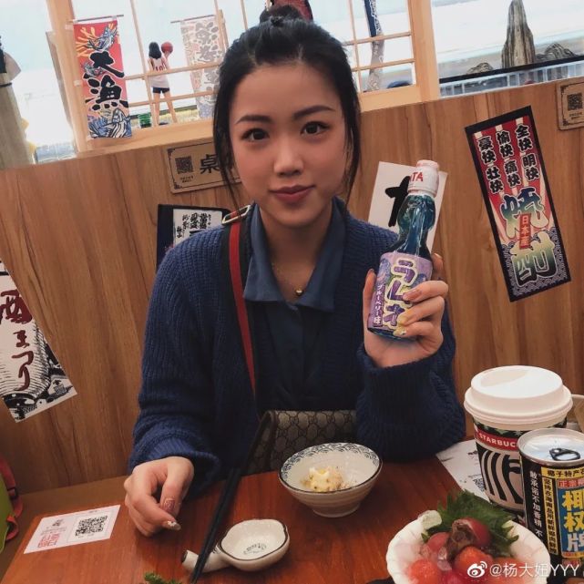 這位清華的00后不僅拿下奧運金牌,還安利了耳環和美甲!