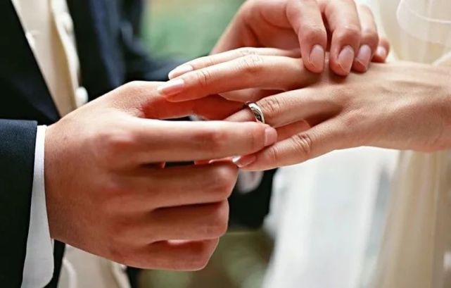 婚禮當天要戴假戒指?這種說法你們那里有嗎?