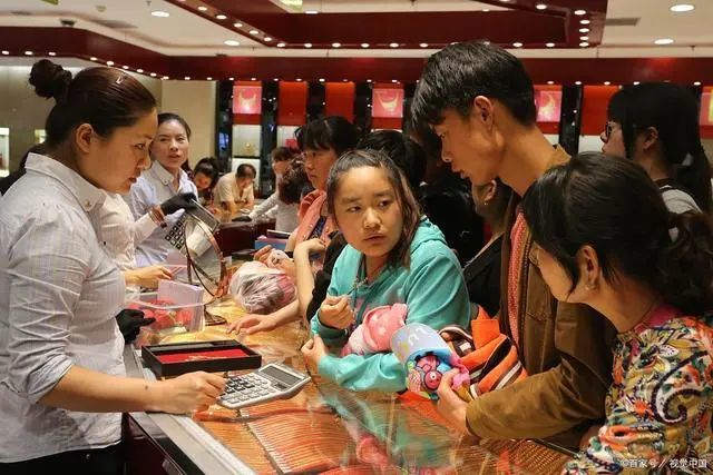 金店一口價換購再現“新套路”,顧客感嘆:天下沒有免費的午餐