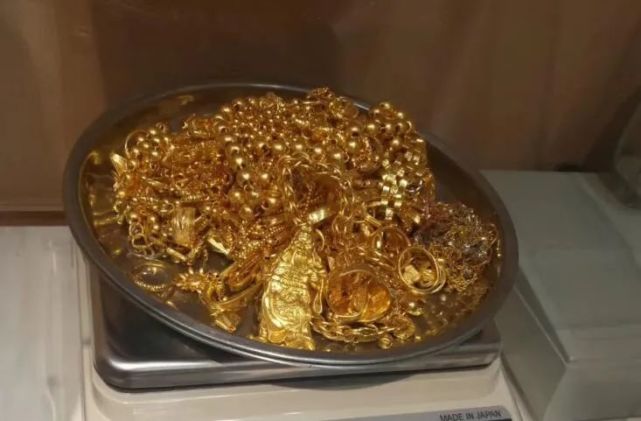 明明眼睜睜盯著，42克的金鐲子竟被偷走了20克