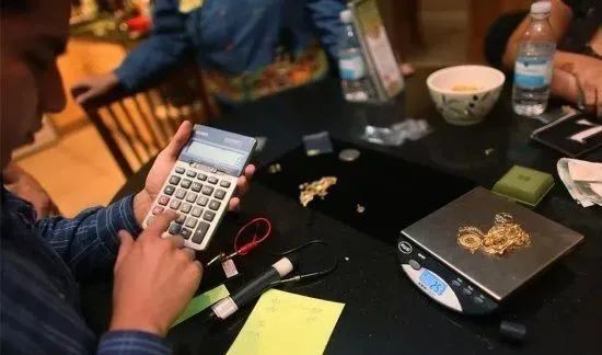 明明眼睜睜盯著，42克的金鐲子竟被偷走了20克