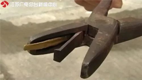 明明眼睜睜盯著，42克的金鐲子竟被偷走了20克