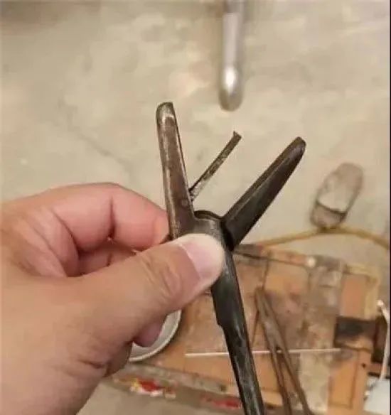 明明眼睜睜盯著，42克的金鐲子竟被偷走了20克