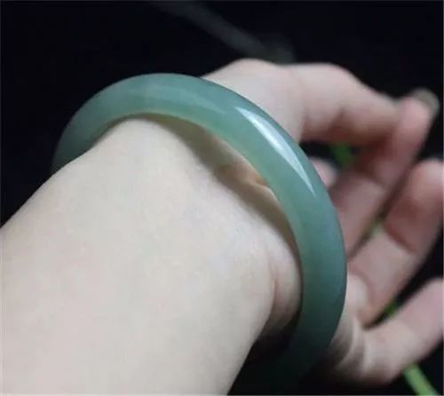 翡翠｜手鐲嫌大怎么辦？撞出紋裂咋處理？戴翡翠的這3條小技巧趕緊收好~總會用得上！