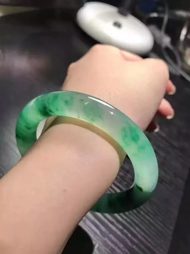 翡翠｜手鐲嫌大怎么辦？撞出紋裂咋處理？戴翡翠的這3條小技巧趕緊收好~總會用得上！