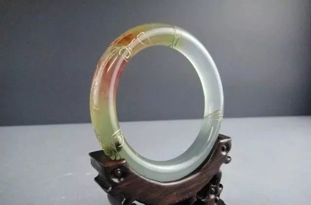 翡翠｜手鐲嫌大怎么辦？撞出紋裂咋處理？戴翡翠的這3條小技巧趕緊收好~總會用得上！
