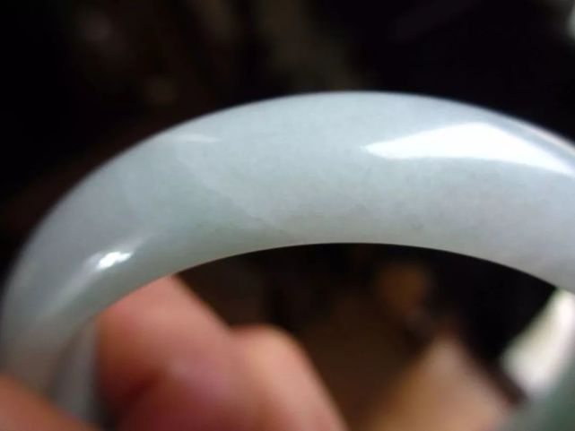 翡翠｜手鐲嫌大怎么辦？撞出紋裂咋處理？戴翡翠的這3條小技巧趕緊收好~總會用得上！