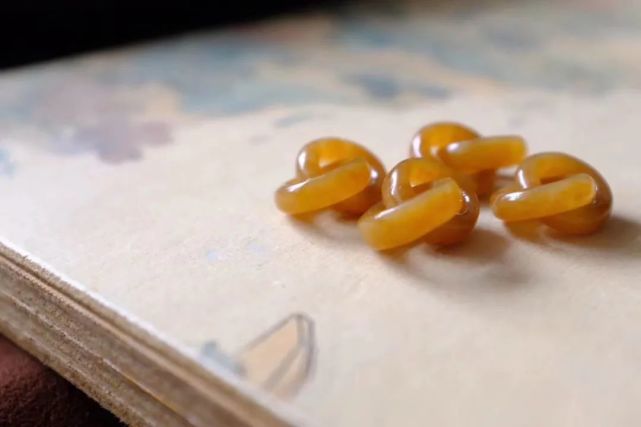 和田玉不僅有白的、綠的、黃的、還有黑的~