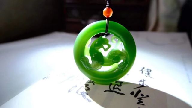 和田玉不僅有白的、綠的、黃的、還有黑的~