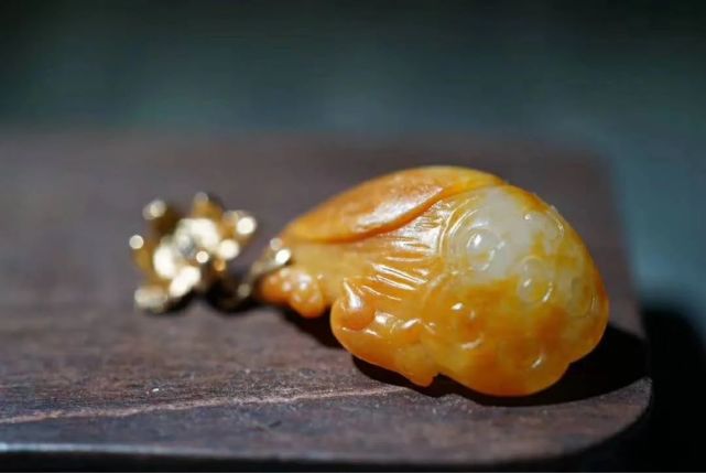和田玉不僅有白的、綠的、黃的、還有黑的~