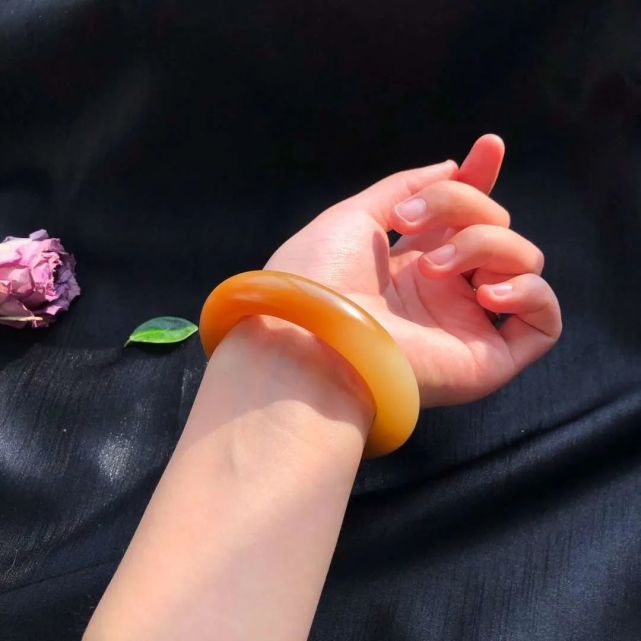 和田玉不僅有白的、綠的、黃的、還有黑的~