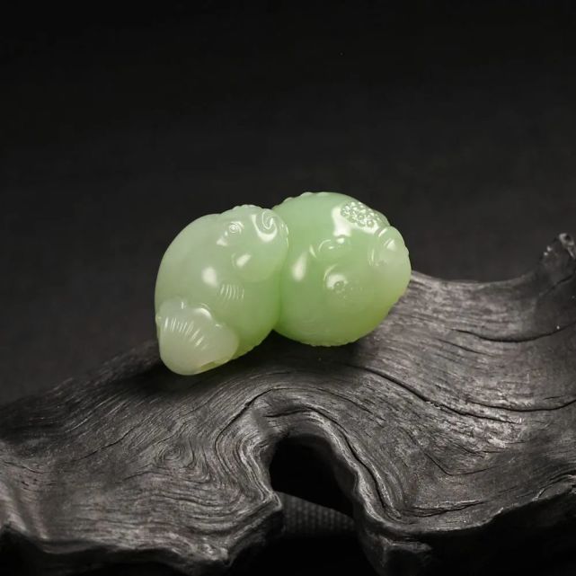 和田玉不僅有白的、綠的、黃的、還有黑的~