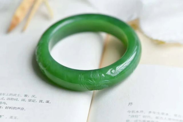 和田玉不僅有白的、綠的、黃的、還有黑的~
