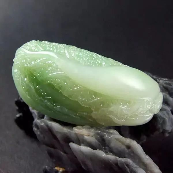 和田玉不僅有白的、綠的、黃的、還有黑的~