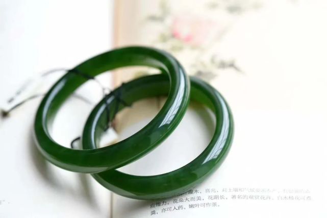 和田玉不僅有白的、綠的、黃的、還有黑的~