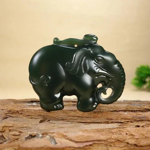 和田玉不僅有白的、綠的、黃的、還有黑的~