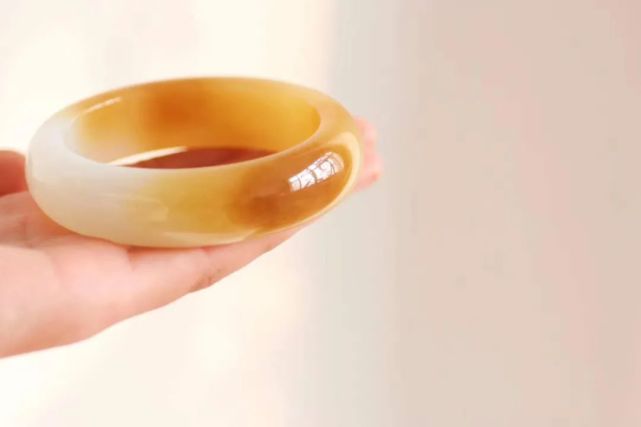 和田玉不僅有白的、綠的、黃的、還有黑的~
